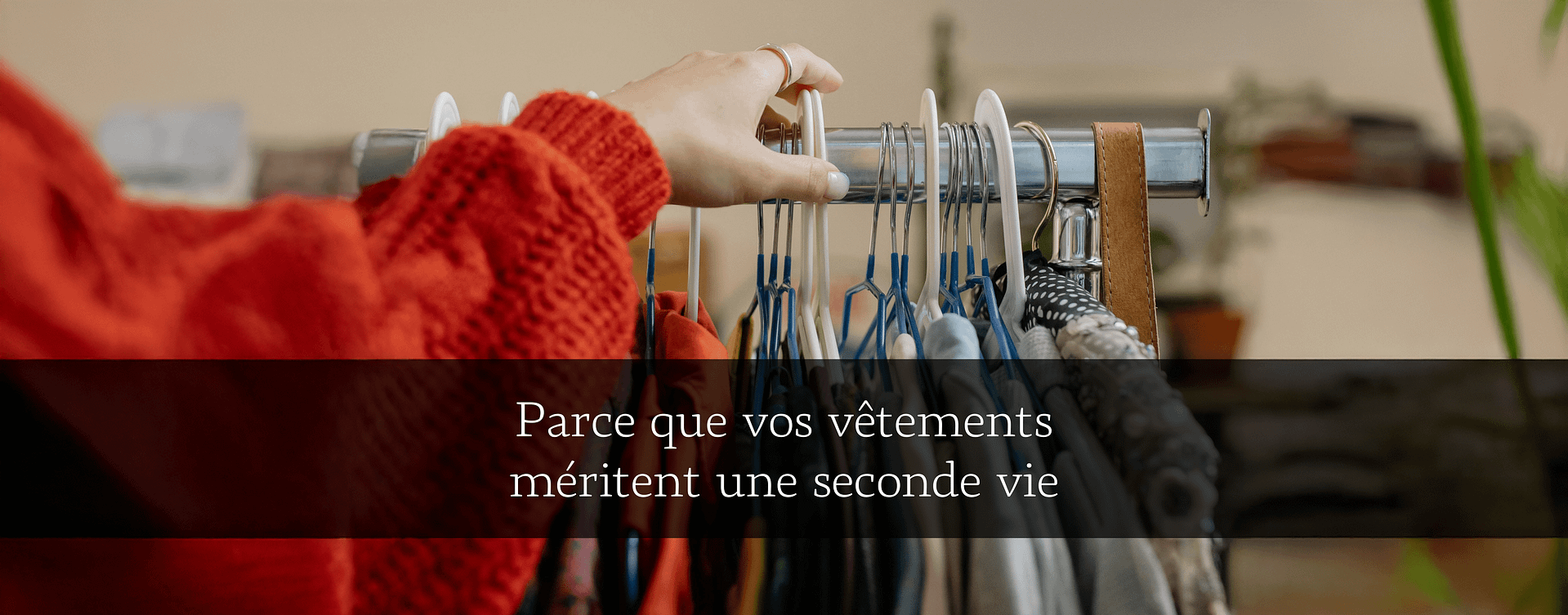 Cintre avec vêtements rangés avec au milieu le slogan "parce que vos vêtements méritent une seconde vie"